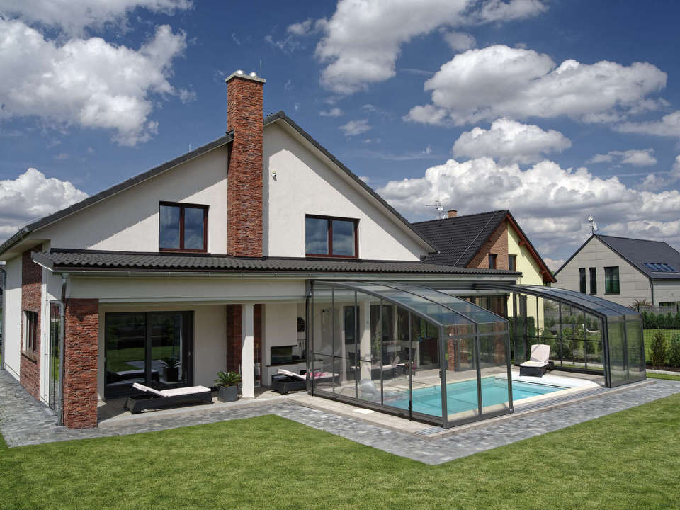 Hohe Poolüberdachung Corso Premium mit Wandmontage von Alukov