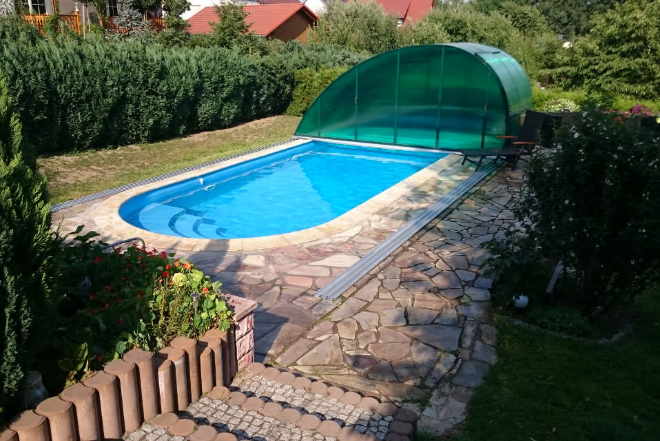 Gartenpool mit grüner Alukov-Poolüberdachung und Natursteinweg – Referenz Raum Kamenz