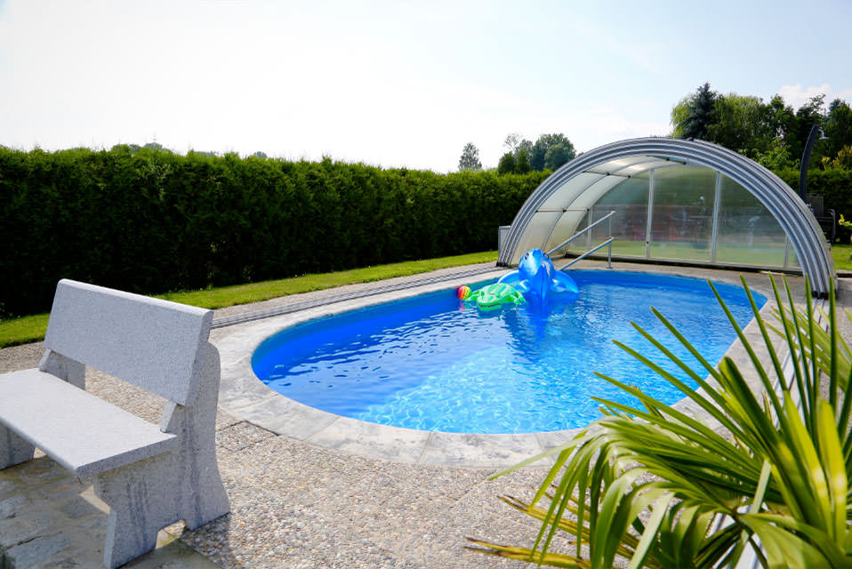 Polypropylen-Schwimmbecken nach Maß mit Poolüberdachung im Garten