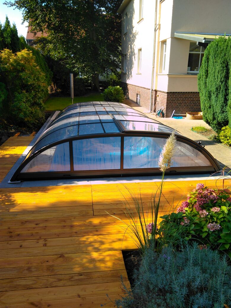 Pool mit Poolüberdachung und Holzterrasse – Referenzprojekt der K.IM.S. GmbH in Cottbus