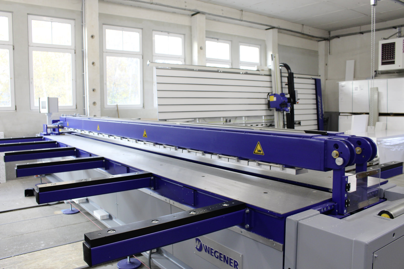 Fertigung eines Pools aus Polypropylen in der Produktionshalle der K.IM.S. GmbH