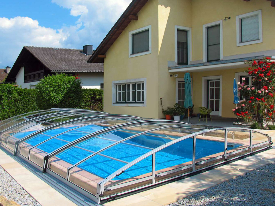 Flache Poolüberdachung Imperia von Alukov