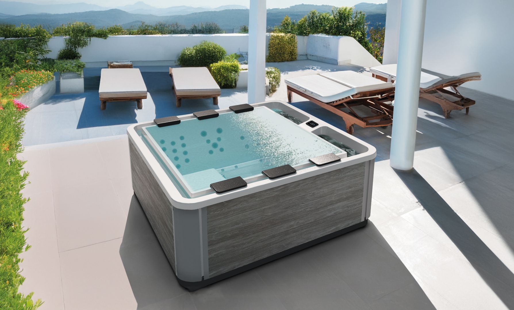 Outdoor-Whirlpool im Garten mit Abendbeleuchtung